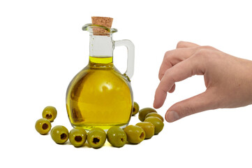 Oliwa z oliwek w szklanej butelce, obok zielone oliwki - obrazy, fototapety, plakaty