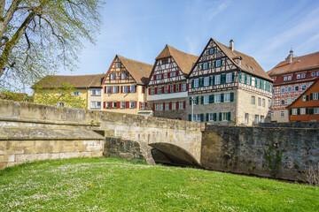 Blick auf den mittelalterlichen Stadtkern von Schwäbisch Hall mit seinen Fachwerkhäusern - obrazy, fototapety, plakaty
