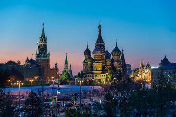Plexiglas foto achterwand Saint Basil's Cathedral in Red Square and Kremlin from New Zaryadye Park in Moscow, at nightfall © Ekaterina Elagina
