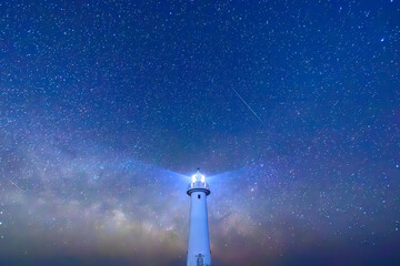 美しい天の川の星景と白い爪木埼灯台（静岡県下田市爪木崎）
The Beautiful Starry Sky and Milky Way with White Lighthouse, Tsumekizaki, South Izu, Shimoda City, Shizuoka Pref, 
 - obrazy, fototapety, plakaty