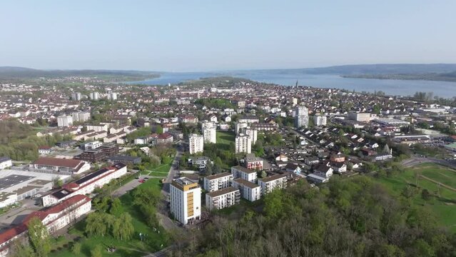 Luftaufnahme der Stadt Radolfzell am Bodensee von Westen gesehen, am Horizont die Halbinsel Mettnau und die Insel Reichenau