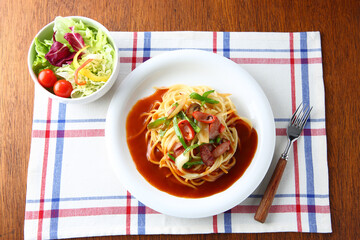 あんかけパスタ　ミラカンとサラダ