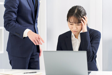 仕事のトラブルで責められるビジネスウーマン