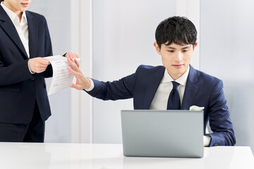 威圧的に仕事を拒否するビジネスマン