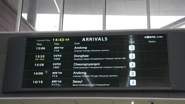 기차역 현황판 a train station's current status board
