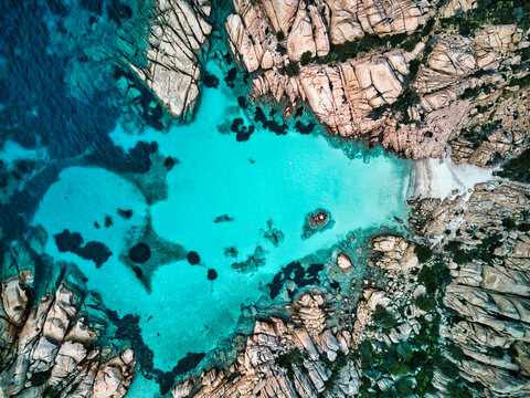 Vista panoramica aerea della bellissima spiaggia di cala coticcio chiamata tahiti