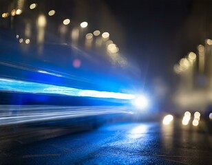 Polizeiauto fährt im Dunkeln mit Blaulicht und Sirene durch die Stadt - Verschwommen - Rettung, Feuerwehr, Blaulichtorganisation in der Nacht - obrazy, fototapety, plakaty