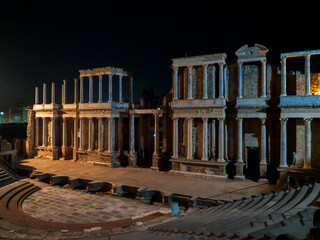 Restos arqueológicos del teatro romano de Merida por la noche - obrazy, fototapety, plakaty