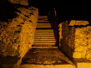 Restos arqueológicos del teatro romano de Merida por la noche