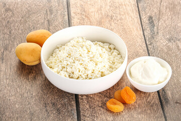 Cottage cheese with apricot and cream