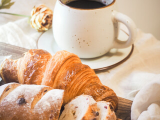 朝食のパンとコーヒー