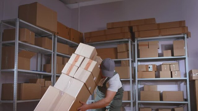 Mover man falls with boxes unsuccessful cargo delivery