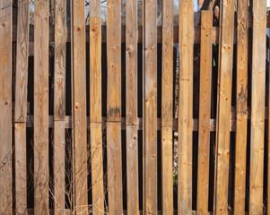 Brauner Lattenzaun aus Holz, Hintergrundbild, Deutschland - 785116515