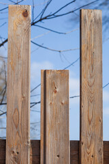 Brauner Lattenzaun aus Holz, Hintergrundbild, Deutschland - 785116704