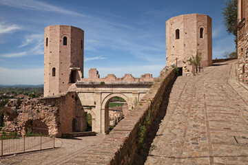 Spello, Perugia, Umbria, Italy: Porta Venere, 2000 years old, the Roman city gate of the ancient town and the dodecagonal towers of Properzio - 785119149