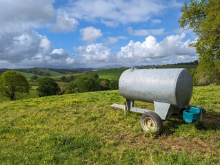 Solucionando a sede dos animais e as necessidades de rega: Cisterna ou reservat&oacute;rio de &aacute;gua para dar de beber aos animais, ou para rega agricula