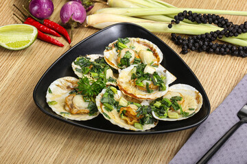 Grilled scallops with green onion