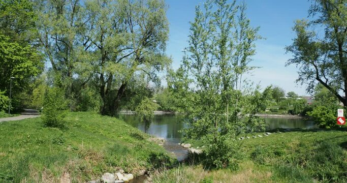 Neuenburg am Rhein im Schwarzwald -  Am Wuhrlochpark. Der Klemmbach, der dem Wuhrloch Wasser zuf&uuml;hrt, wurde renaturiert
