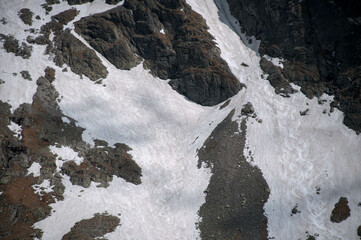 Roztopy śniegu w górach i znikające trasy narciarskie. - obrazy, fototapety, plakaty