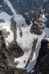 Roztopy śniegu w górach i znikające trasy narciarskie.