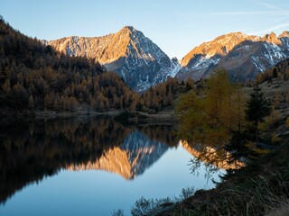 Fototapeta premium Beautiful shot of lake Landschitzsee reflecting trees and mountains in Salzburg, Austria