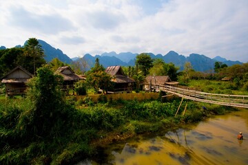 Obraz premium Scenic landscape of a lake surrounded with forest houses in a mountainous area