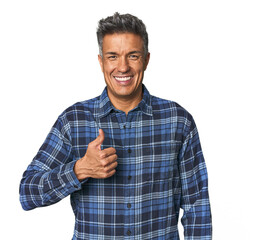 Middle-aged Latino man smiling and raising thumb up