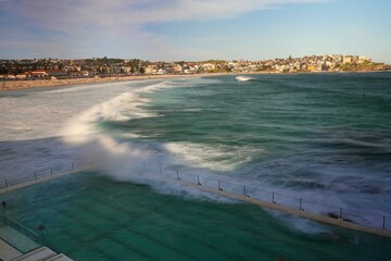 Fototapeta premium Bird's eye view of a pool on the Bondi Beach pool with a background of buildings