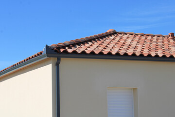 Gouttière aluminium gris anthracite sur la façade de la maison, corniche, descentes rectangulaires