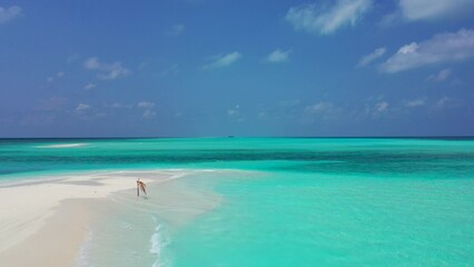 Fototapeta premium Beautiful shot of turquoise sea and white sands under cloudy sky in the Maldives