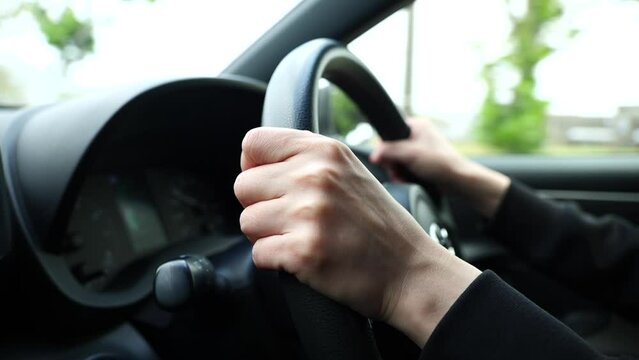 車を運転する女性の手