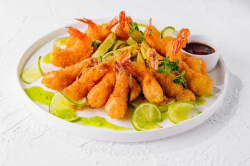 Crispy fried shrimp with lime and sauce