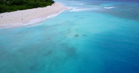 Obraz premium Beautiful view of a sea with an island on a sunny day