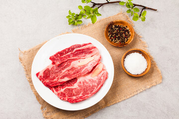 Fatty, tender meat attached to the backbone of cows or pigs.