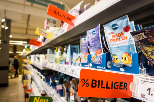 als billig gekennzeichnete Ware in einem Supermarkt - Symbolbild