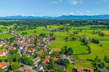 Ausblick auf Polling in der Region Oberland in Oberbayern