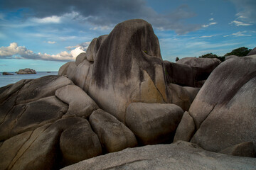 Fototapeta premium Sunset over granite boulders in Tanjung Tinggi, Belitung Island, Indonesia