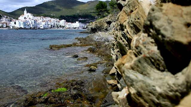 Vista general del pueblo de cadaqu&eacute;s con formaciones rocosas propias del Cap de Creus en primer termino. Alt Empordar, Catalonia, Spain.