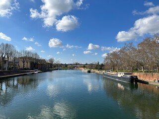 Fototapeta premium View of the Canal du Midi in Ponts Jumeaux, Toulouse, Occitania, France, February 2023