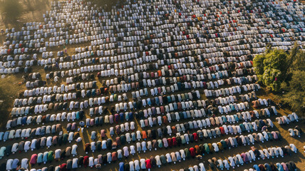 Obraz premium Aerial view of Muslim pilgrims praying in the field during the Eid al-Adha holiday