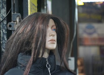 a manequin head with hair