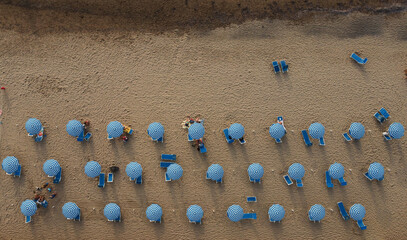 spiaggia vista dal drone mare ombrelloni 