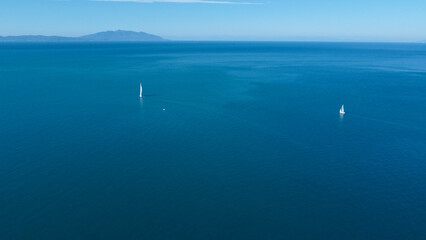 mare vista dall'alto drone barche a vela in mare 