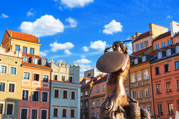 Cityscape - view of the Syrenka (little mermaid) statue on Old Town Market Place in the historical center of Warsaw, Poland - obrazy, fototapety, plakaty
