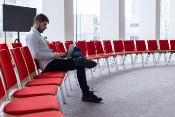 Portrait d'un homme qui travaille seul, assis dans une salle de réunion ou une salle de...