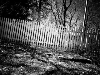 Clôture en bois dans le village. Photo noir et blanc avec mise au point sélective.