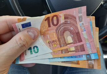 Banconote da 10, 20 e 50 euro nelle mani di un uomo - ricchezza - obrazy, fototapety, plakaty