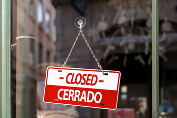 Closed sign in Spanish and English