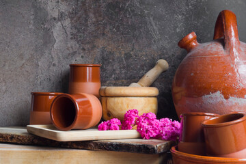 Bodegón con un viejo botijo, utensilios de madera y cerámica y flores de kalanchoe
