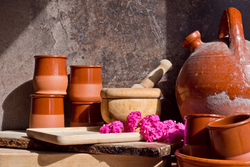 Bodegón con un viejo botijo, utensilios de madera y cerámica y flores de kalanchoe